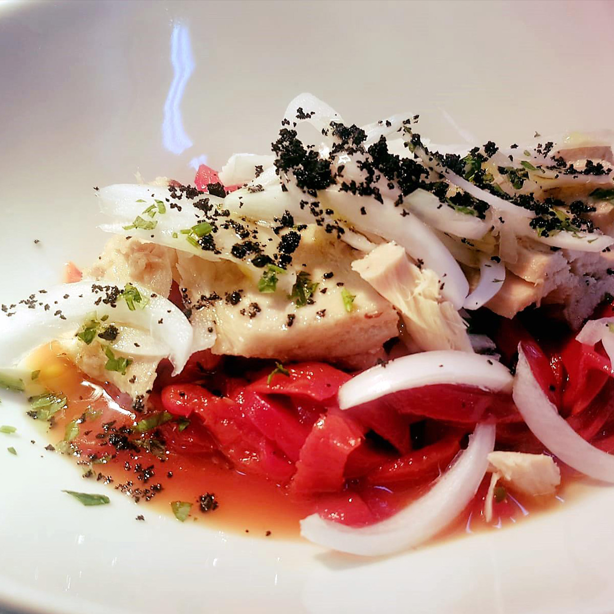 ¿Te apetece empezar la semana con buen sabor de boca? Ensalada Templada de Pimientos del Piquillo Confitados, Bonito y Cebolleta Fresca 👌

¡Disfrútala en nuestra #TerrazaCubierta o dónde más te apetezca con nuestro servicio #TakeAway!