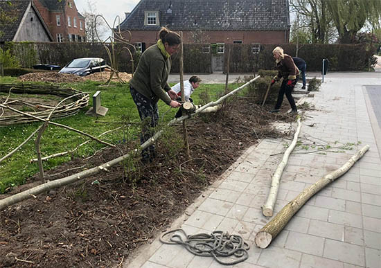BABYLONIENBROEK - Bij Obs Den Biekûrf​ verrijst een mooi project. De rode kastanje voor de school wordt 1 juni omgedoopt tot 'Wereldboom'

aalburg.net/nieuws/2021-05…