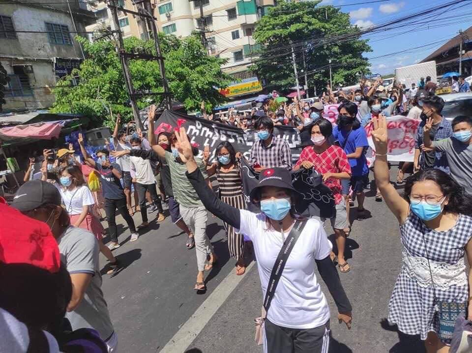 KhinThitsa's tweet photo. Huge demonstration in Yangon against Ruling Junta on 100th day since February Coup. Protests seem to not decelerate despite intensive lethal attacks on protesters.
#May11Coup 
#WhatsHappeningInMyanmar https://t.co/UrK5h150RR