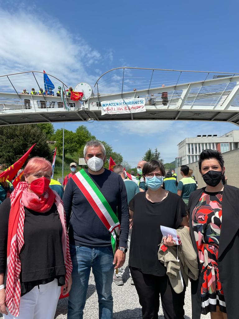 LupiniSimona's tweet photo. Oggi a #Fabriano, tutti uniti sotto una sola bandiera, quella del #lavoro. Per sostenere la battaglia dei #lavoratori di #elica, per dire no alle #delocalizzazioni e difendere l'industria nel nostro territorio, per nuove soluzioni con cui far vivere il nostro distretto. https://t.co/kKPUvjKhbC
