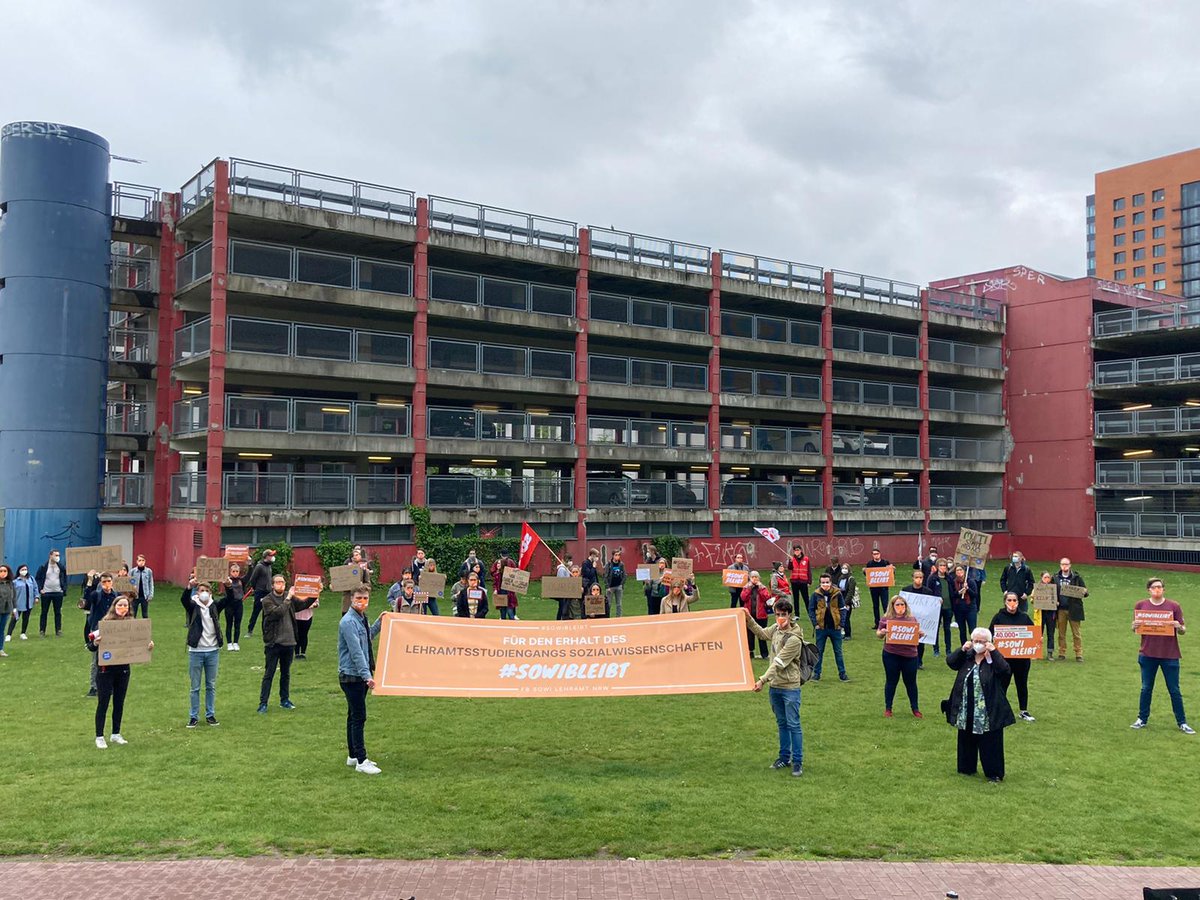 Vor dem Landtag gibt es auch noch eine vom <a href="/fb_sowi_lehramt/">fb_sowi_lehramt_nrw</a> organisierte Demo.

#SowiBleibt