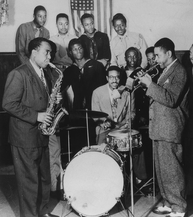 JazzSketches's tweet photo. Charlie Parker, Max Roach and Dizzy Gillespie, New York City’s Town Hall, June 22nd, 1945

#Jazz #CharlieParker #MaxRoach #DizzyGillespie https://t.co/YGl4OXngQS