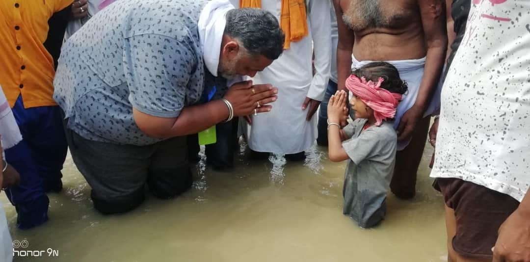 ketanbhardwaj13's tweet photo. क्यों हर कोई जातिवाद से उठ के पप्पू जी को सपोर्ट कर रहा है। चाहे यादव हो या ब्राम्हण हो या मुस्लिम हो या कोई भी। हर कोई पप्पू जी को रिहा देखना चाहता है। 

कारण बस एक है। पप्पू यादव ने किसी जाति को नही देखा जब वो किसी की मदद कर रहे थे। 

#releasepapuyadav 
डूब मरो बिहार सरकार 😠 https://t.co/PXpIiXqTZE