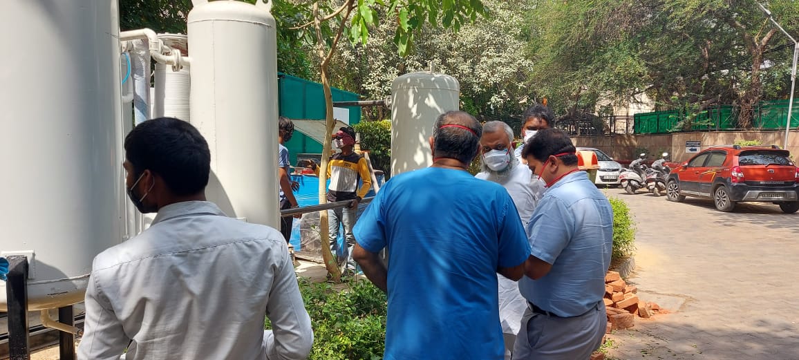 attorneybharti's tweet photo. This is how the oxygen plant at Madan Mohan Malviya Hospital at Malviya Nagar looks like which is going to be started max by tomorrow. This efforts of .@BridgingTheGapF gives a boost to our efforts to save our loved ones. Thx to .@tycia_1 for coming forward to help me in this. https://t.co/1sz7IqobAn