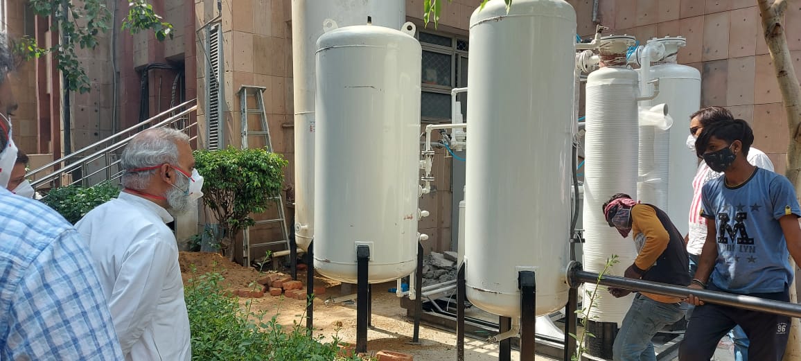 attorneybharti's tweet photo. This is how the oxygen plant at Madan Mohan Malviya Hospital at Malviya Nagar looks like which is going to be started max by tomorrow. This efforts of .@BridgingTheGapF gives a boost to our efforts to save our loved ones. Thx to .@tycia_1 for coming forward to help me in this. https://t.co/1sz7IqobAn