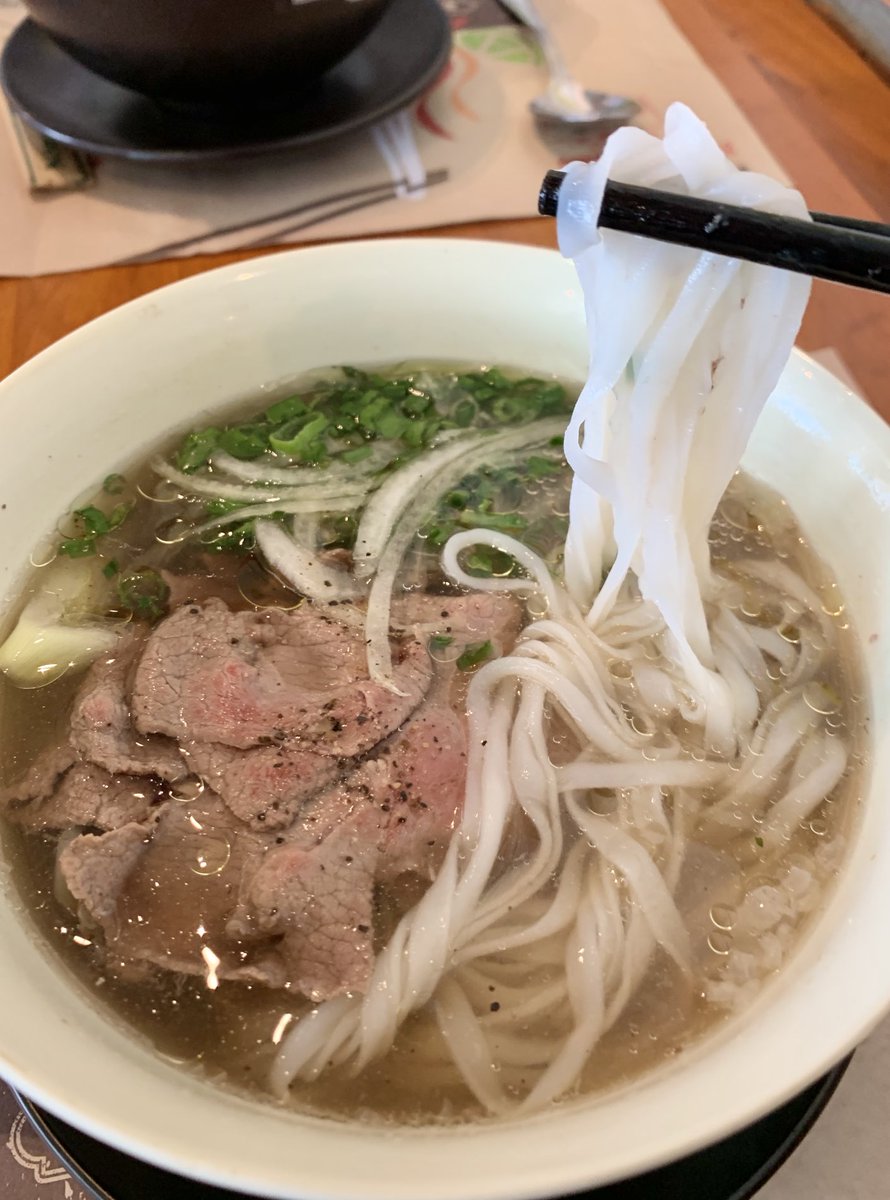 yochiruy's tweet photo. Authentic Vietnam 🇻🇳 Pho and Fresh spring rolls are super delicious. It's a wonderful taste that we became addicted to when we went abroad. #pho #freshspringroll #hanoi #vietnam #フォー #生春巻き #ハノイ #ベトナム https://t.co/WWr6rXvMVN