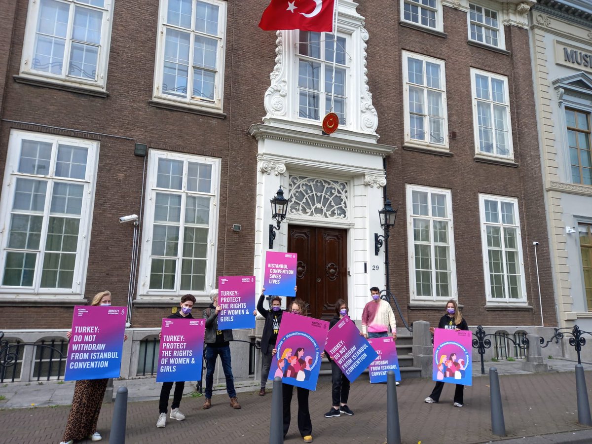Het #Istanbulverdrag redt levens.

Het beschermt vrouwen tegen geweld en helpt huiselijk geweld voorkomen.

Dat #Turkije nu uit dit mensenrechtenverdrag wil stappen, is een schande. Daarom staan wij hier.

#IstanbulConventionSavesLives