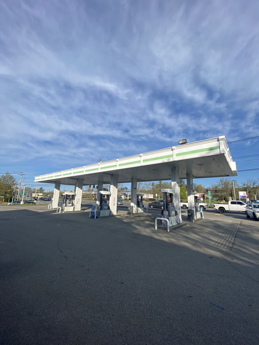 JungleJorge2's tweet image. Not one person filling up 😂 #Massachusetts #Pipelinehack