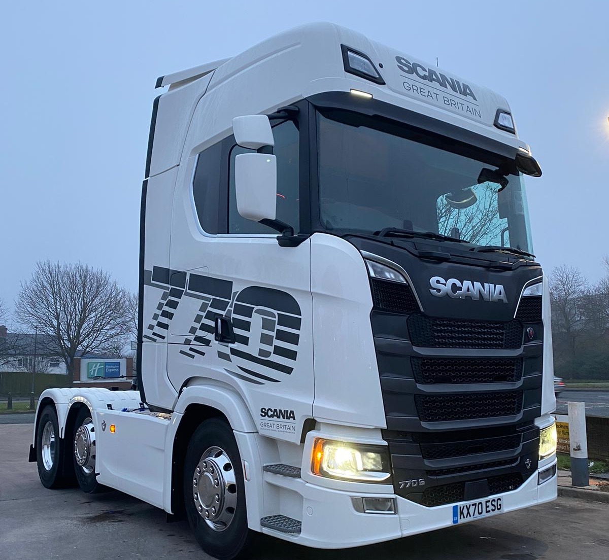 ScaniaUK's tweet photo. This morning we've been reading the @TrucknDriver review of our 770 S V8 demo.
Back in March Scania UK's Demonstrator & Logistics Specialist @JarrodV8Power, took our new king to Scotland to meet @dougierankine for a 2500 mile, fully loaded 44t road test.
#ScaniaUK #PressTest https://t.co/3i6NQaMFiS