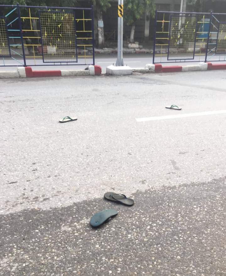 sfys_nn's tweet photo. On May 11 around 4:35pm, 2 motorbikers were chased down by  small Military truck from one side &amp; the terrorists in plain clothes on motorbike from the other side in front of Ooredoo branch in Bogyoke road #Monywa that one was escaped &amp; one got abducted.
#WhatsHappeninglnMyanmar https://t.co/w7IDcjnK0A