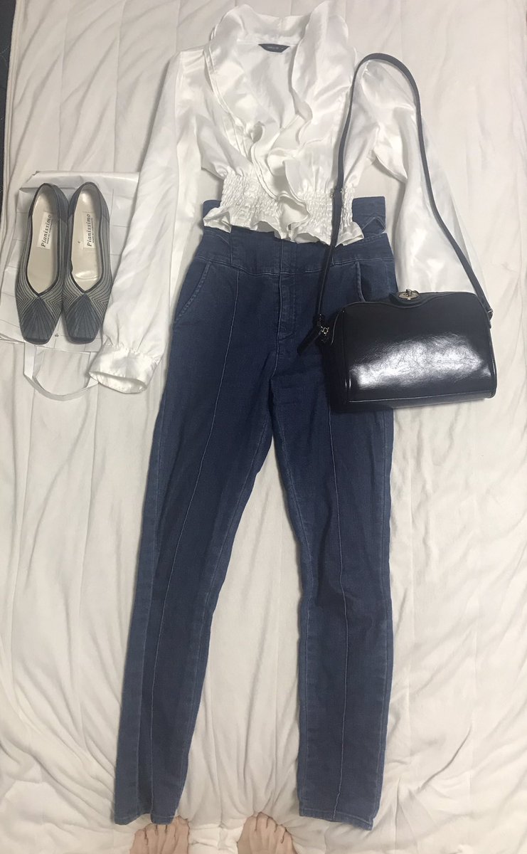 monogusaw's tweet photo. 明日骨格診断とパーソナルカラー診断をついに受けるんだけど、手持ちの服や靴、鞄を10着以上写真撮らなきゃで撮ったんだけど、私のお洋服達まじで可愛くないですか？？？？ https://t.co/Aq8ms7ixL4
