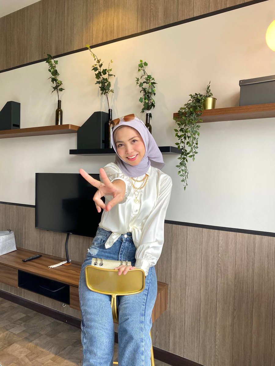 satin4you's tweet image. SATIN APPARELS ARE JUST SO LUXURIOUS😍😍😍

In frame: #satintop in code DOVE🤍