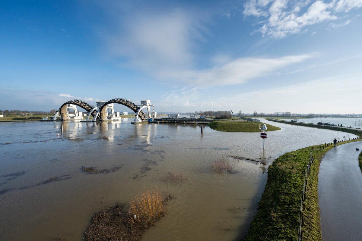 Rijkswaterstaat's tweet photo. Privétour over Stuw Amerongen? Wandel virtueel mee met de beheerder of stap aan boord en vaar door de sluizen van het gerenoveerde #stuwcomplex. 🛳️ Het kan allemaal vanuit je luie stoel, met deze bijzondere 360 graden video. Beleef 'm hier! 🎥 https://t.co/nmx4rkYhyH https://t.co/gRDgqSZ851