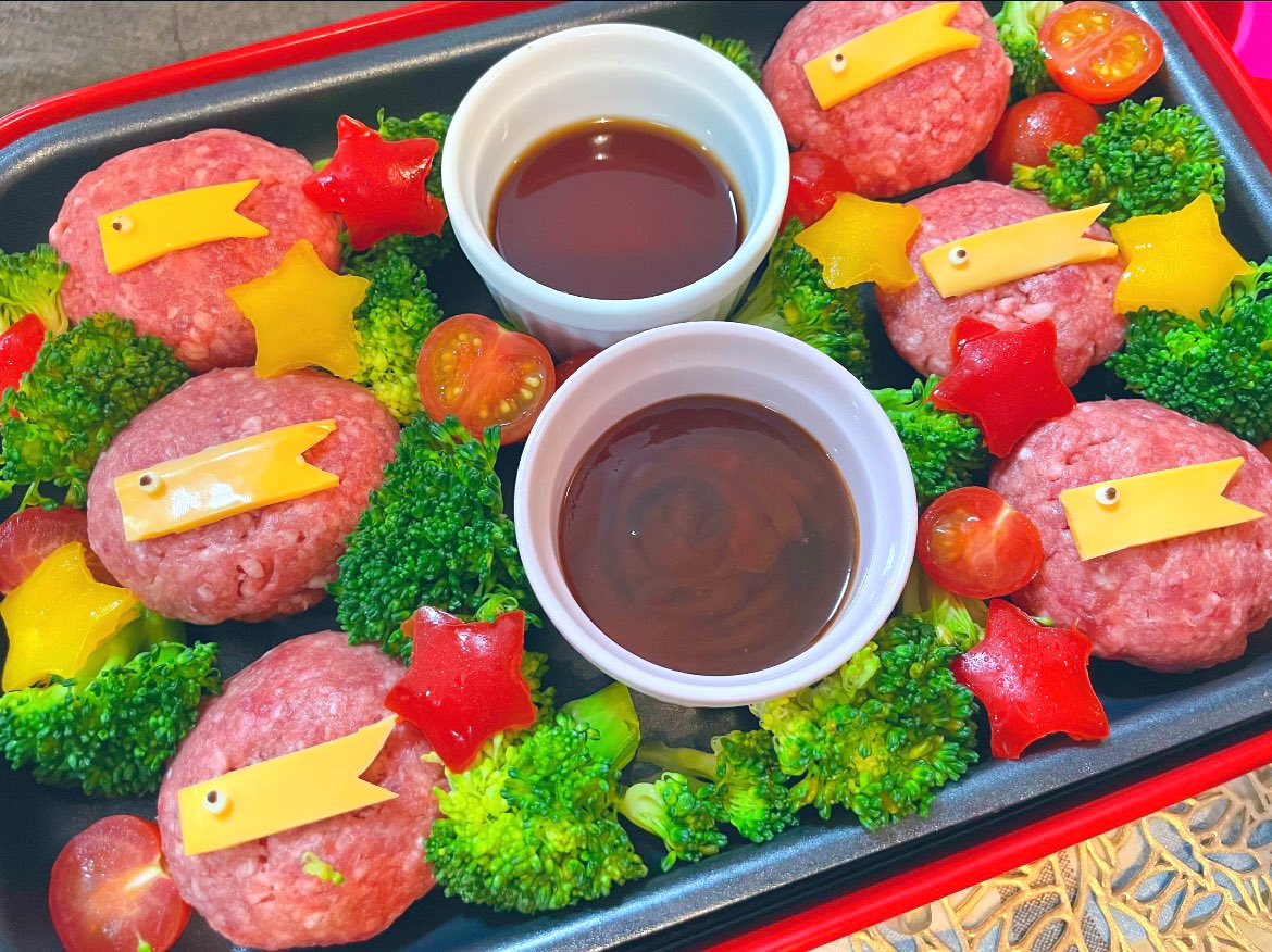 natsuun16's tweet photo. こどもの日🎏は鉄板ハンバーグで
お好みの焼き加減で二種類のソース用意して食べたら美味しかった🍴🥺💗
朝ごはんのフレンチトーストを前の日からつけて置いて朝焼いたり🥞
パパとNetflix観ながらサムギョプサルもとっても楽しくて遠出してあげれなかったけど素敵なgw過ごせた🚲🍃 https://t.co/Tw9aaq0vs2