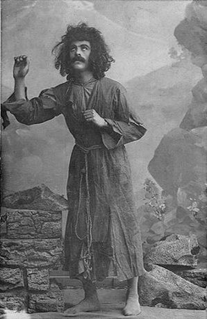 CaspianRC's tweet photo. Le premier opéra du monde musulman est introduit par Uzeyir Hadjibeyov avec son livret Leyli et Medjnoun. Sa mise en scène a la particularité de mêler le lyrisme classique au mougham azerbaïdjanais. 
C’est un coup de maître qui lui vaudra une grande renommée dans tout l’Orient ! https://t.co/tFbcLe66lX