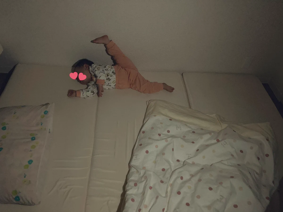 寝相がすごすぎるｗ高々とかかげた足ｗｗｗｗ体が柔らかすぎる赤ちゃん