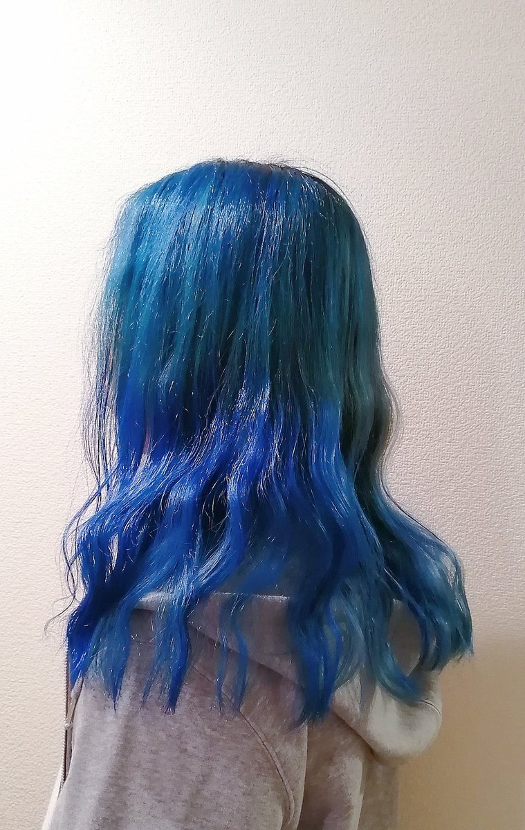 らむてん 圧巻のカラーバターロングヘア全頭ブルー ショッキングパープル1 オーシャンブルー5 クリアクリーム3 を混ぜました 揉み込んでいる最中に出てくる色の無い白のトリートメントのようなものを除去して重ね塗りをした結果均一な青になりました