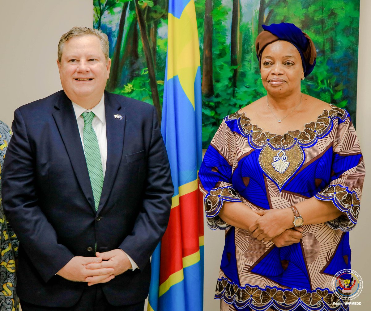 Evebazaiba's tweet photo. Avec l'ambassadeur @USAmbDRC ce mardi, nous avons scruter les possibilités de l'apport des États-Unis et de la communauté internationale en vue d'aider à la protection des forêts congolaises et bénéficier des avantages qu'elles procurent en faveur de notre population. https://t.co/qAffrTNmy3