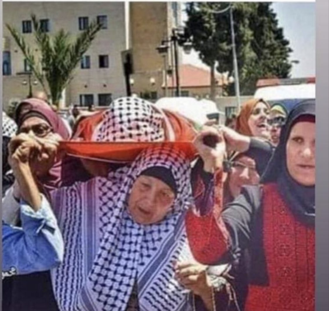 MusaSaket's tweet photo. فقط في فلسطين تحمل الام ابنها مرتين: مرة في بطنها ومرة فوق رأسها شهيداً.. صورة ابكتني
#الأقصى #فلسطين https://t.co/9tTCL7E6la