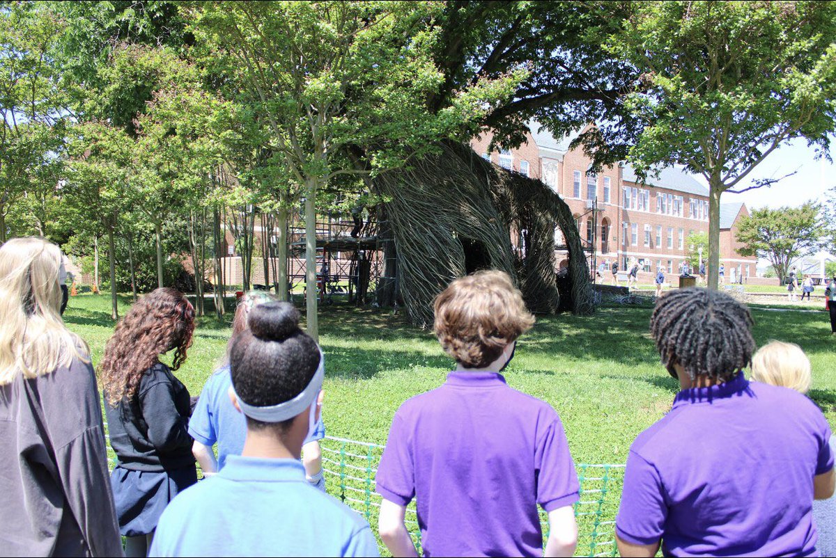 BatesAIinACTION's tweet photo. Gorgeous day to bring our @whbatesaacps cougars over to @marylandhall to check out the progress of Patrick Dougherty’s sculpture! I have never seen so many phones quickly pulled out to take photos to share with family and friends! #aacpsawesome #aacpsartsintegration 🌳 📸 https://t.co/l1kgNSxMCg