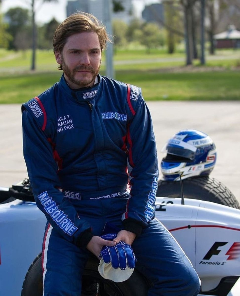 K_A3_M's tweet photo. Ok but imagine This bucky with this Zemo. Rival on F1 and secretly worshiping the other and deeply in love with their rival. 
#WinterBaron #WinterZemo #BuckyZemo #ZemoBucky #Zemonation #buckybarnes #wintersoldier #Baronzemo https://t.co/n57MpC5Qno