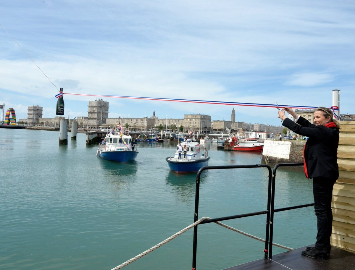 Nous célébrons aujourd'hui le #baptême de notre navire multifonctions. Comme se veut la tradition, le Benthos a été baptisé par le Père Pasquier de la Mission de la Mer en présence de sa marraine Emmanuèle Perron. Ce navire rejoint officiellement les autres engins du port 🍾