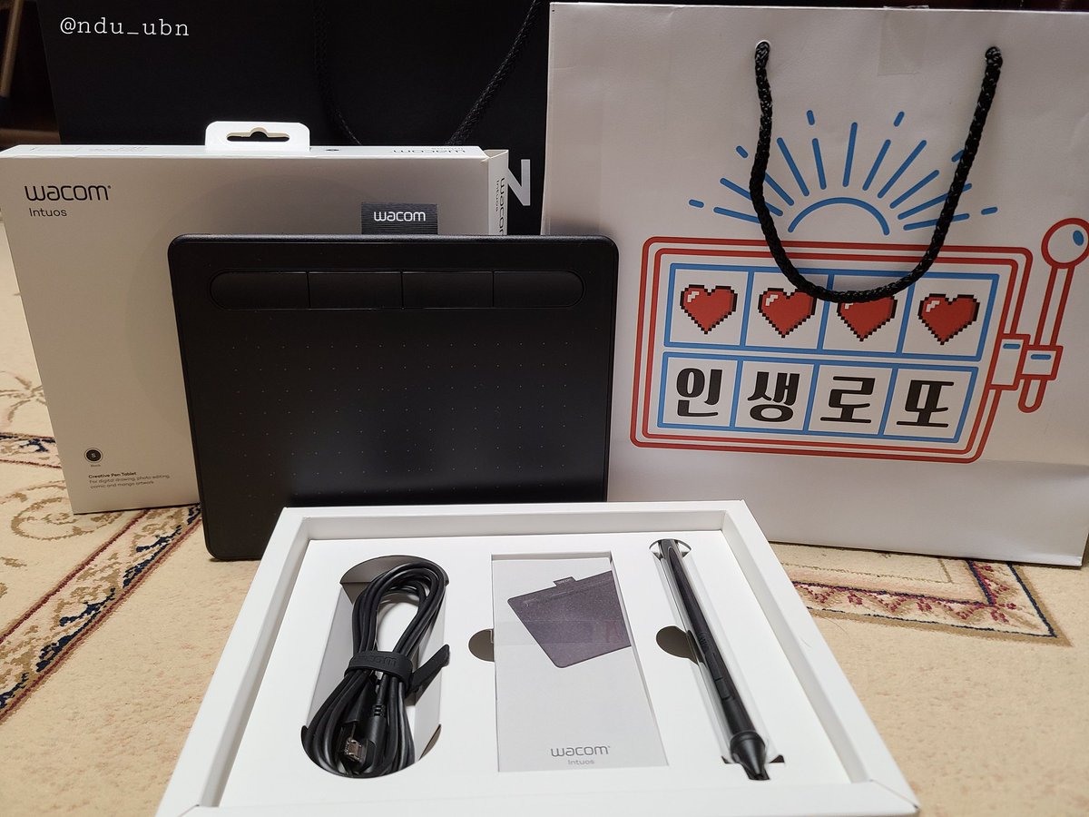 ndu_ubn's tweet photo. 은민작가님 감사합니다😭💗 인생로또 맞은 기분이에요! 웹툰으로 위로를 받고 힘듦을 희석하며 하루 하루를 살아가지만, 가장 큰 기쁨과 힘을 주는 건 역시 제가 좋아하는 작가님과 소통하고 행복을 나누는거죠. 살면서 받은 것 중 가장 감동적인 선물이에요! 카드는 코팅해서 방에 걸어둘거랍니다🥰 https://t.co/sXbAr6LoTo