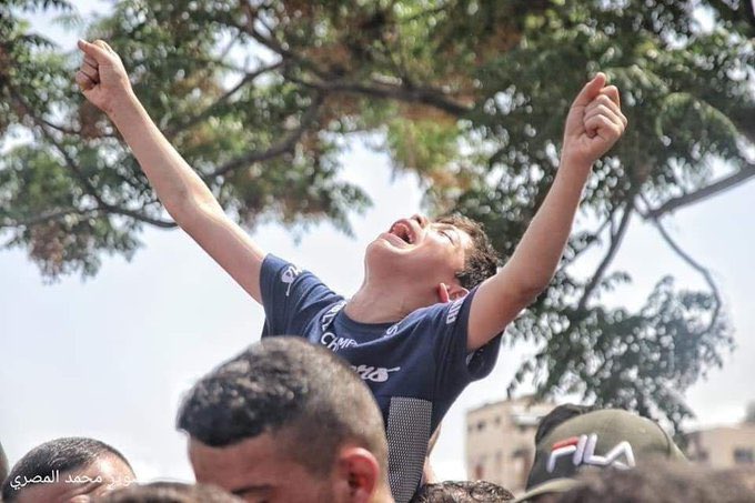 heysemoli's tweet photo. Şu çocuğu babasından ayıran, ağlatan ve üzen İsrail’i kahreyle Allahım 
#AksadaBaskinVar https://t.co/HHRsLIHoLP