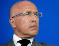 DiogenedArc's tweet photo. #Ciotti (Mussolini aux petits pieds) a une telle fascination envers les militaires qu'il a tenté de se faire pistonner par Fillon pour ne pas faire son service ! https://t.co/nyLikok0Io