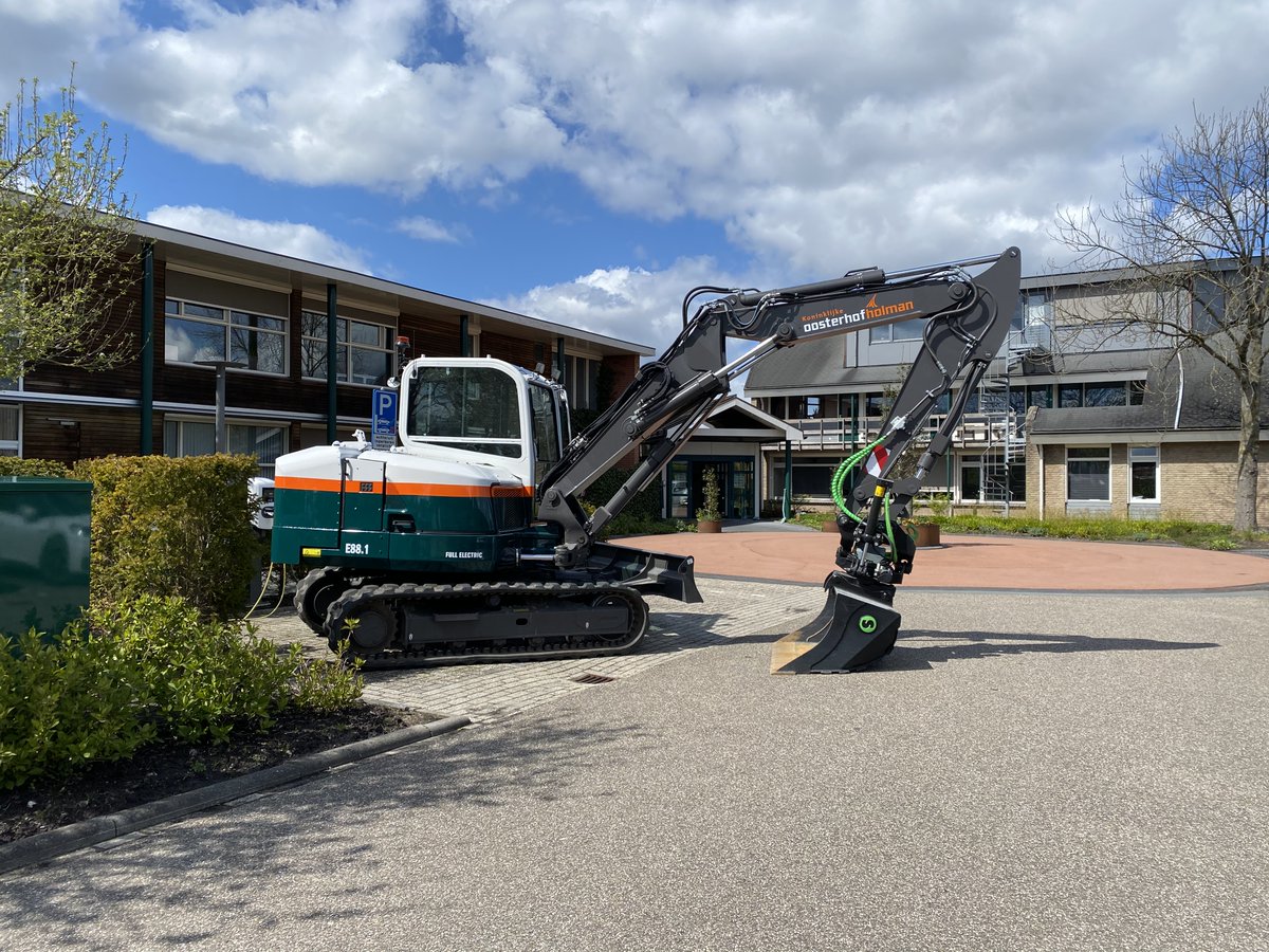 Vandaag onze nieuwste aankoop aan de laadpaal in Grijpskerk, één van de eerste volledig elektrische 9-tons graafmachines van Nederland. Vanaf volgende week volop in actie op onze projecten. Weer een mooie mijlpaal in onze ambitie om uitstoot te reduceren. 

#verduurzaming