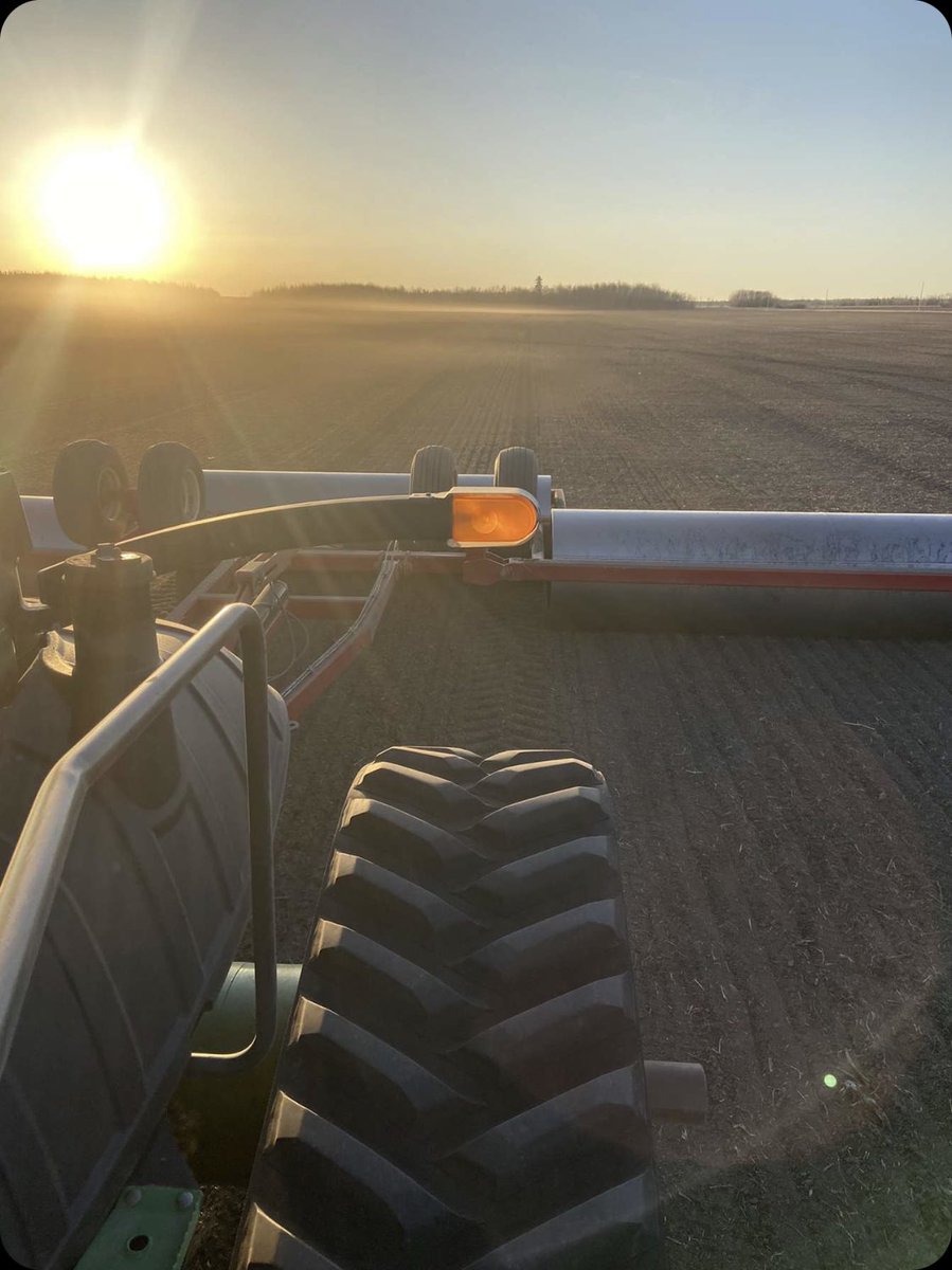 HaugenFamFarms's tweet photo. Sometimes you just have to stop for a picture. 🌅
📸 by: Stephen Haugen
@stevehaugen3
@RMNwheatfarmer
#HaugenFamilyFarms
#Plant21
#Sunrise
#NWMN https://t.co/dmemT5SaW2