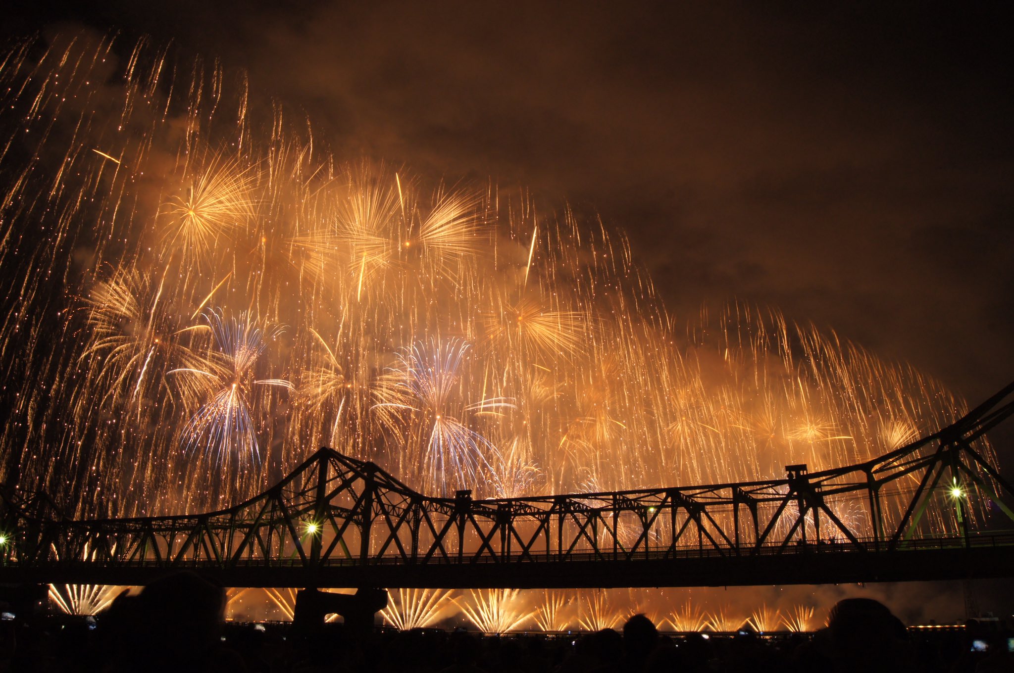 N Ryota レジスタ長岡 12 長岡花火19 暗めですが青色のフェニックスが撮れました 長生橋のシルエットも綺麗です 長岡花火 フェニックス T Co Emshygrhlz Twitter
