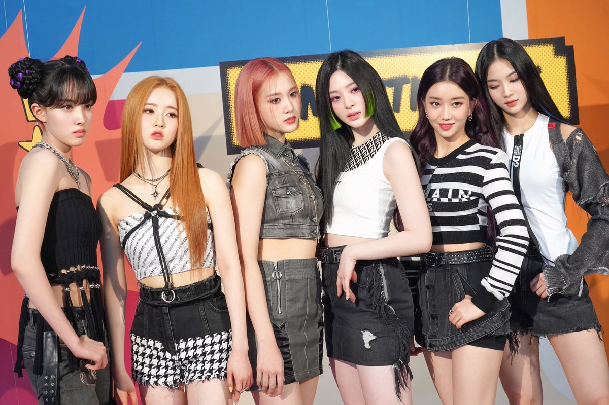 Stayc(스테이씨). человек спиной руки вверх. достижение успеха. I am high up. мотивация на успех.