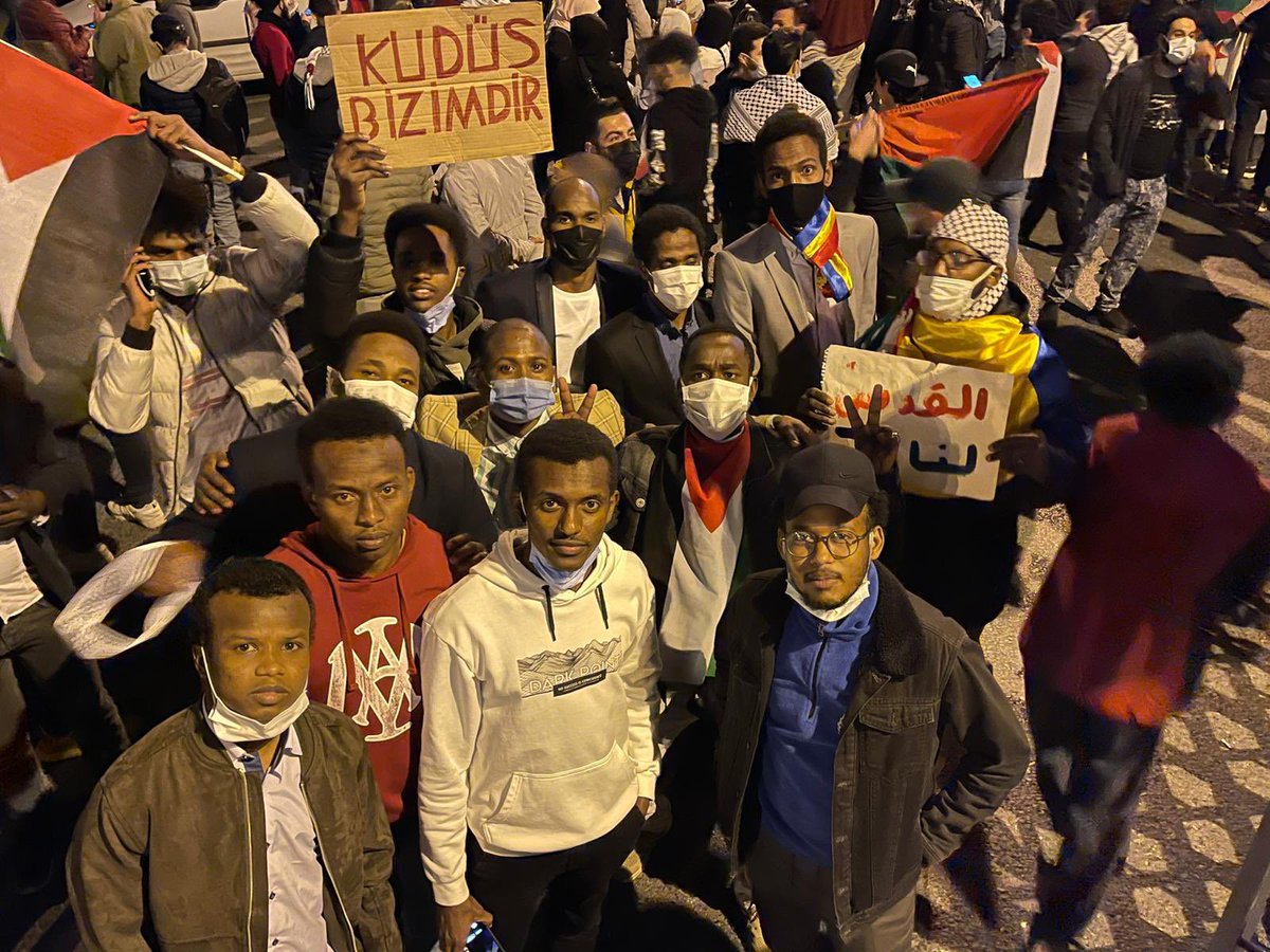 aa57_aahmet's tweet photo. Eğer zulmün karşısında tarafsız kalıyorsanız! Zalimin tarafını seçmişsiniz demektir. السكوت عن الحق نصرة للظالم https://t.co/XIl2BV65EF
