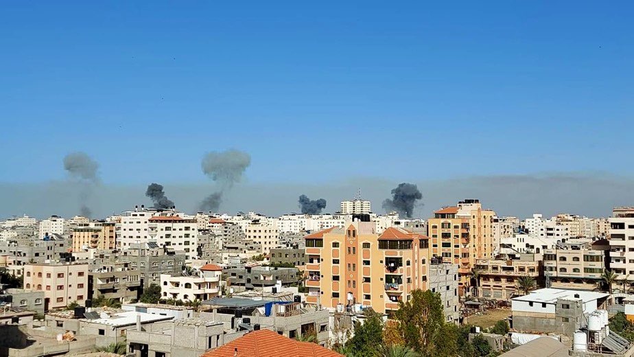 Right now : heavy IDF stirkes on  #Gaza city , number of buildings were hit at once  #Israel