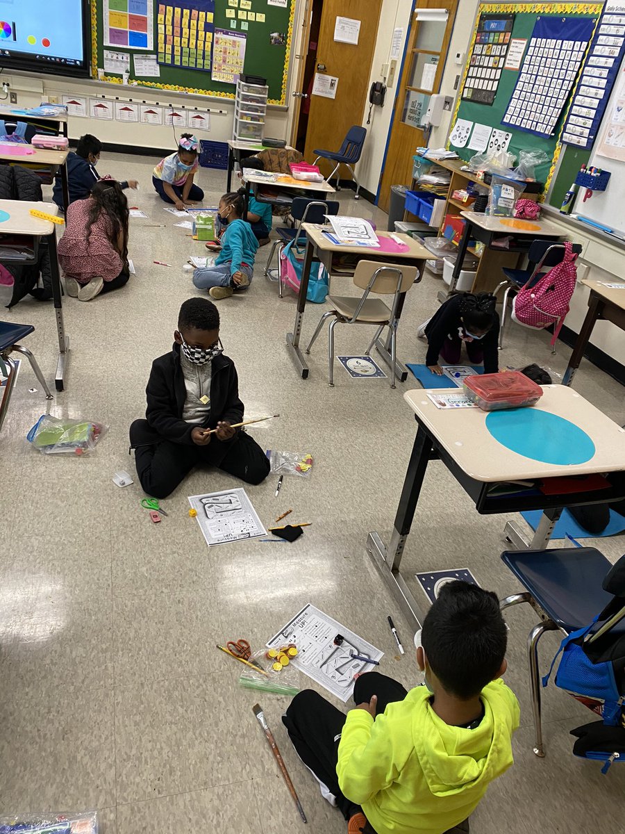 Another socially distanced math game for the win! This time students are comparing objects with their partner. <a href="/Gidneyaveschool/">Gidney Avenue School</a> #NECSD #Iteachmath