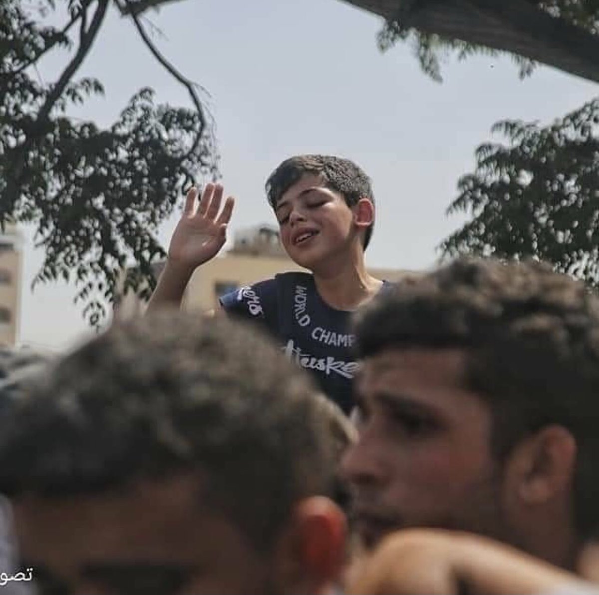 Babasını ve kardeşini şehit veren Filistinli çocuk... 
 Hep insan haklarını savunuyoruz ya söz konusu müslüman olunca neden susuyoruz.?  #AksadaBaskınVarr #PrayForPalestine