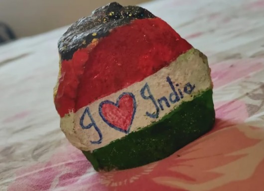 SAI_Edu_In's tweet image. Creative Pursuits

SAIoneer Eva Khilani of Class VIII, painted a rock to use it as paper weight, sweet creativity by Eva.

#CreativityThinking

#21stCenturySkills