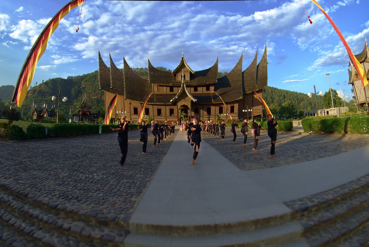 DynAttractions's tweet image. Lights! Cameras! Action! 🎥 
 
Go behind the lens on a Flying Theater shoot with our friends at @Super78Studios.  
  
ow.ly/TJu650EIWdS  
 
#FlyingOverIndonesia @transstudiobali #FlyingTheater