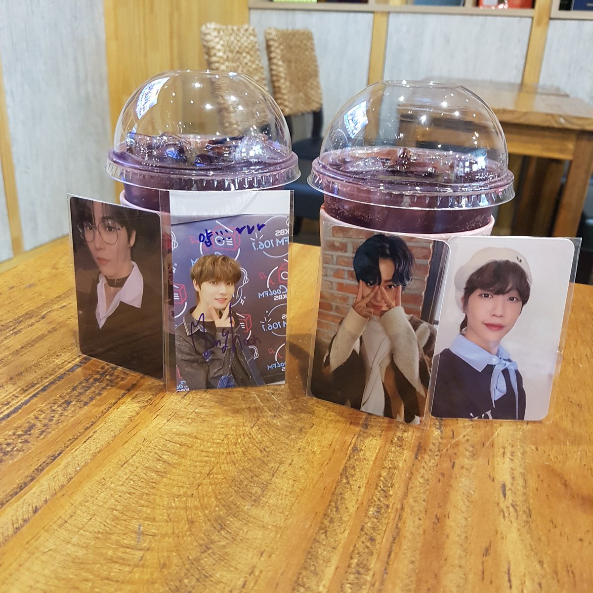 오랜만에 갔다 온 라운지
사진을 왜 저렇게 찍었는진 모르겠지만.. 원위 2주년 축하해
#돌이켜봐도_소중했고아름다웠던_원위_2주년  #별보다_빛나는_원위_2주년