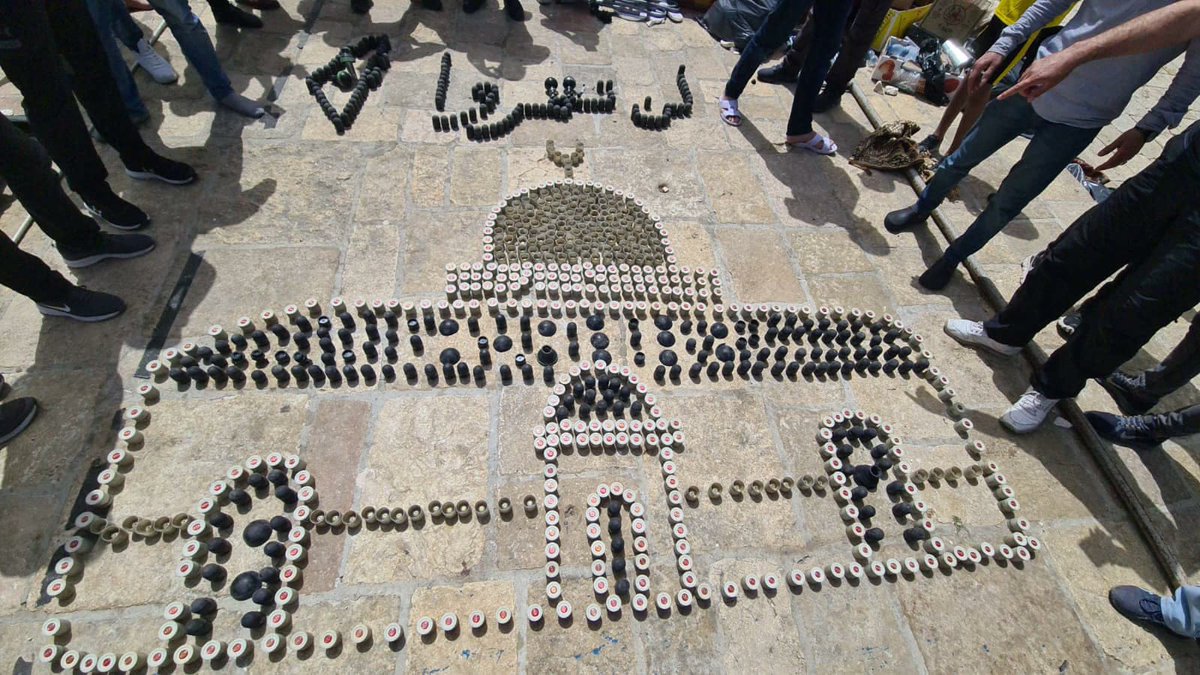 GEÇEMEYECEKSİNİZ...!

Mescid-i Aksa’daki müslümanlar işgal kuvvetlerinin bu sabahki baskınından kalan bomba kalıntılarını toplayarak "geçemeyeceksiniz" yazıp, Kubbet'üs Sahra’nın resmini yaptılar.

#Kudüs #MescidiAksa