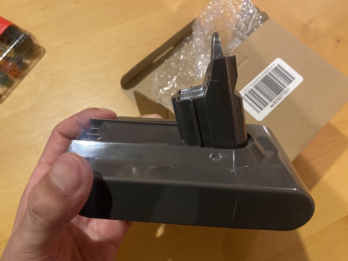yousukex's tweet photo. 2014年に購入した我が家のダイソンV6がまた充電出来ずに動かなくなったので、Amazonで互換バッテリーを購入したら無事復活した😊

嫁からはそろそろ買い替えようと言われているので、次バッテリー壊れたら最新機種にしよう🤔

#ダイソン
#Daison https://t.co/GibwgdRI7t