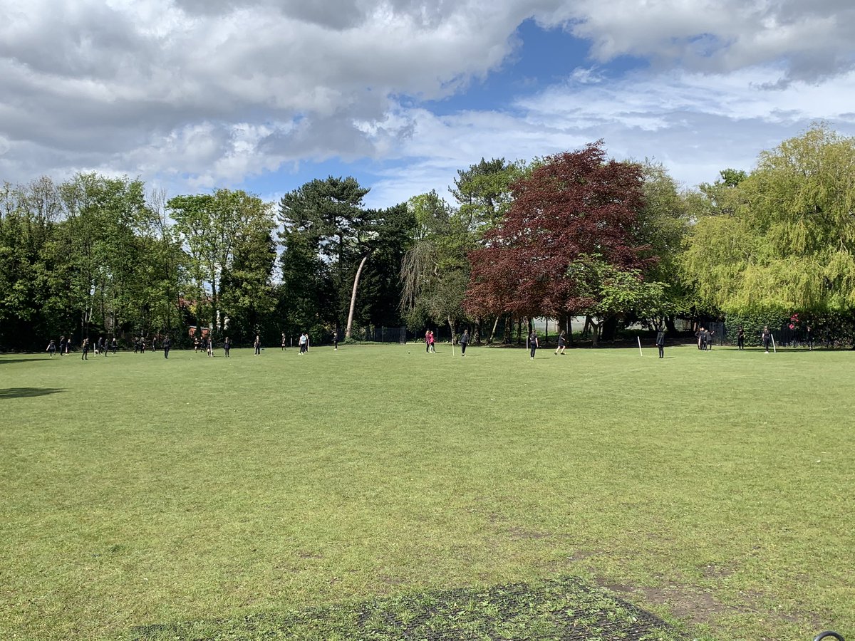 CaldiesPE's tweet photo. The sun is shining, extra-curricular activity is back and 100+ students have stayed after school to take part! #football #rounders #lifeisgood #welcomeback @CaldiesSchool https://t.co/j0vf6VbGqz