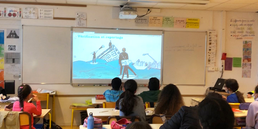 #EMI active et créative. Les CM2 de l'école Michoun visionnent le webdocumentaire qu'ils ont réalisé sur les médias et le métier de journaliste.
Pas toujours facile de se voir à l'écran ! 🎦👋#EducationAuxMedia <a href="/MEDIASeducation/">Association interACTIVITES</a>