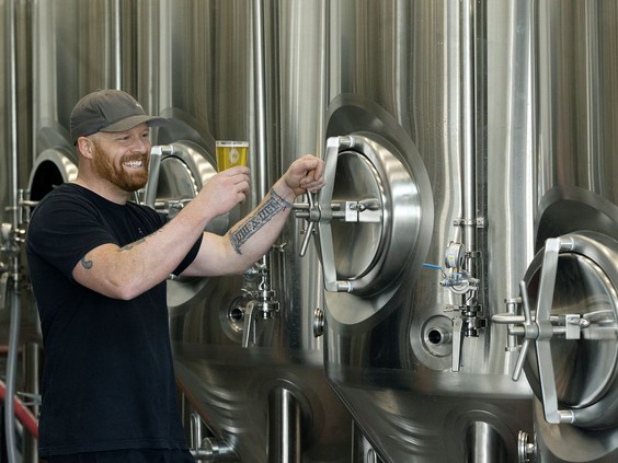 FarmfairInt's tweet image. #Farmfair exhibitor @codiakacres will be using the spent grain from 70 Acre Brew Co., a new brewery in the works in @StrathcoCounty, reports the Edmonton Journal. Check out the full article here -&amp;gt; bit.ly/2Q8XOu9. #Strathco #Shpk