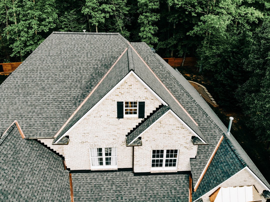 Rainy days got you down? Don't let your roof show it! Our experts are ready to perform your F R E E roof inspection to ensure your home's wellbeing ahead of this year's storm season ⛈️ Fill out the form at the link in our bio today ✔️