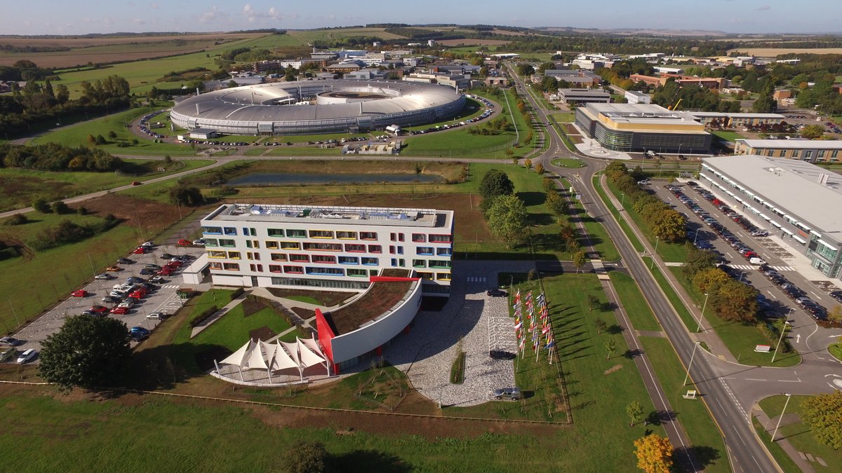 spacegovuk's tweet photo. As we approach #COP26 in the UK later this year, the UK space sector is working to help monitor and tackle climate change. 🛰️

@ESA's new climate modelling hub, to be based on @HarwellCampus is a great example of the UK’s climate innovation. 🌍

👉 https://t.co/0TWoA28UBD https://t.co/QQfKERhRJA