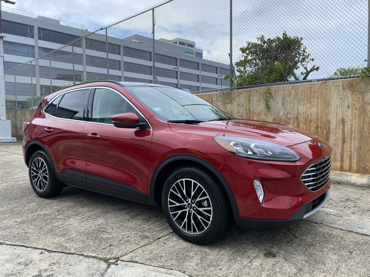 OverdriveNewsPR's tweet photo. El #OverdriveTestDrive de esta semana es la Ford Escape Plug-In Hybrid 🔋🔌⚡️
Ofrece un total combinado de 221 caballos de fuerza, 41 millas por galón en modo normal y 37 millas de conducción eléctrica. Comienza en $31,995 por la SE y esta Titanium tope de línea en $39,995. https://t.co/lNDzCKkTVP