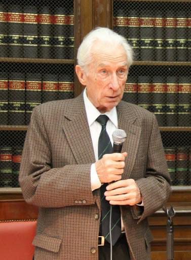 Me entero por Roberto Gargarella de la muerte de Eugenio Bulygin, un maestro de la filosofía del derecho, al que muchos debemos agradecimiento. Mi condolencia a su familia, amigos y discípulos en todo el mundo