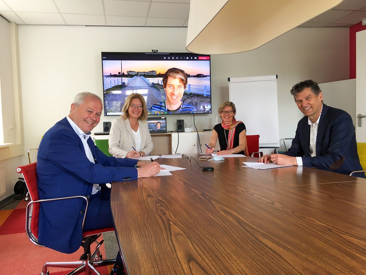 De bestuurders van Academy Het Dorp en @sizatweet  ondertekenden vandaag een preferred #partnership contract. Hiermee gaan we een nieuwe fase in; Academy Het Dorp verzelfstandigt, is geen onderdeel meer van Siza. Wel blijven we graag nauw samenwerken als preferred partners!